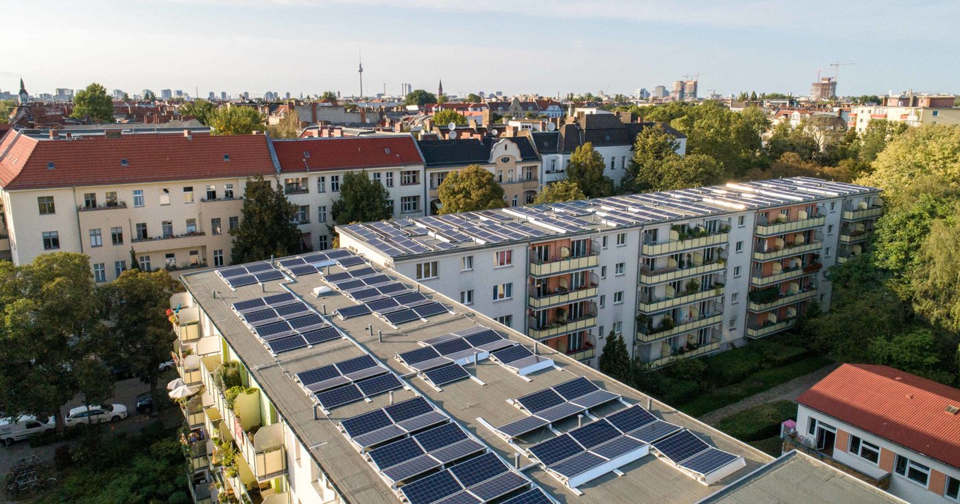 Photovoltaikanlage auf den Mehrfamilienhäusern der Wohnungsgenossenschaft Neukölln eG in der Fulda- und Ossastraße in Berlin BürgerEnergie Berlin eG, 2019.