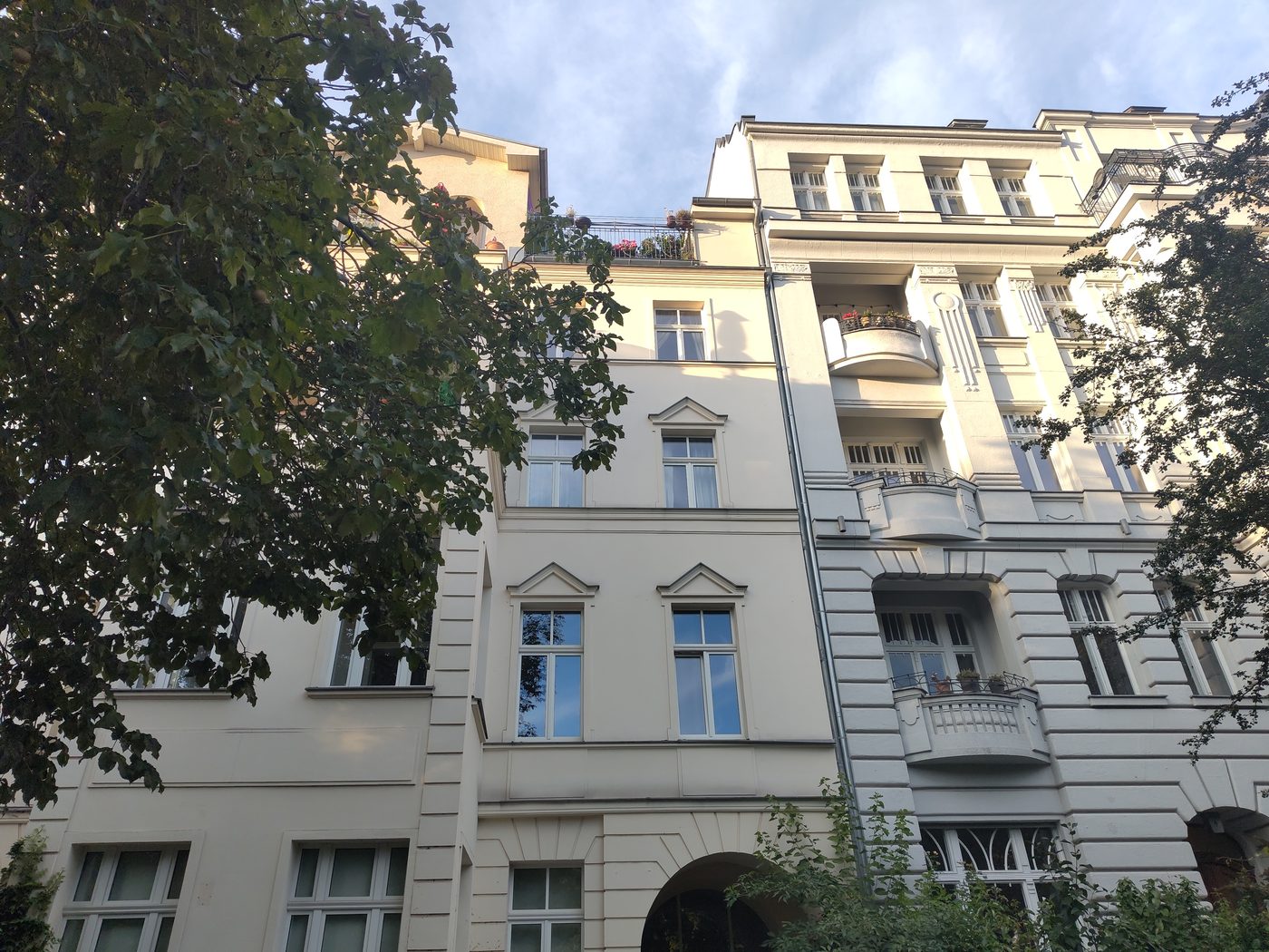 An einem unsanierten Mietshaus wird sichtbar, wie eng Klimapolitik, Heizkosten und soziale Gerechtigkeit miteinander verbunden sind.