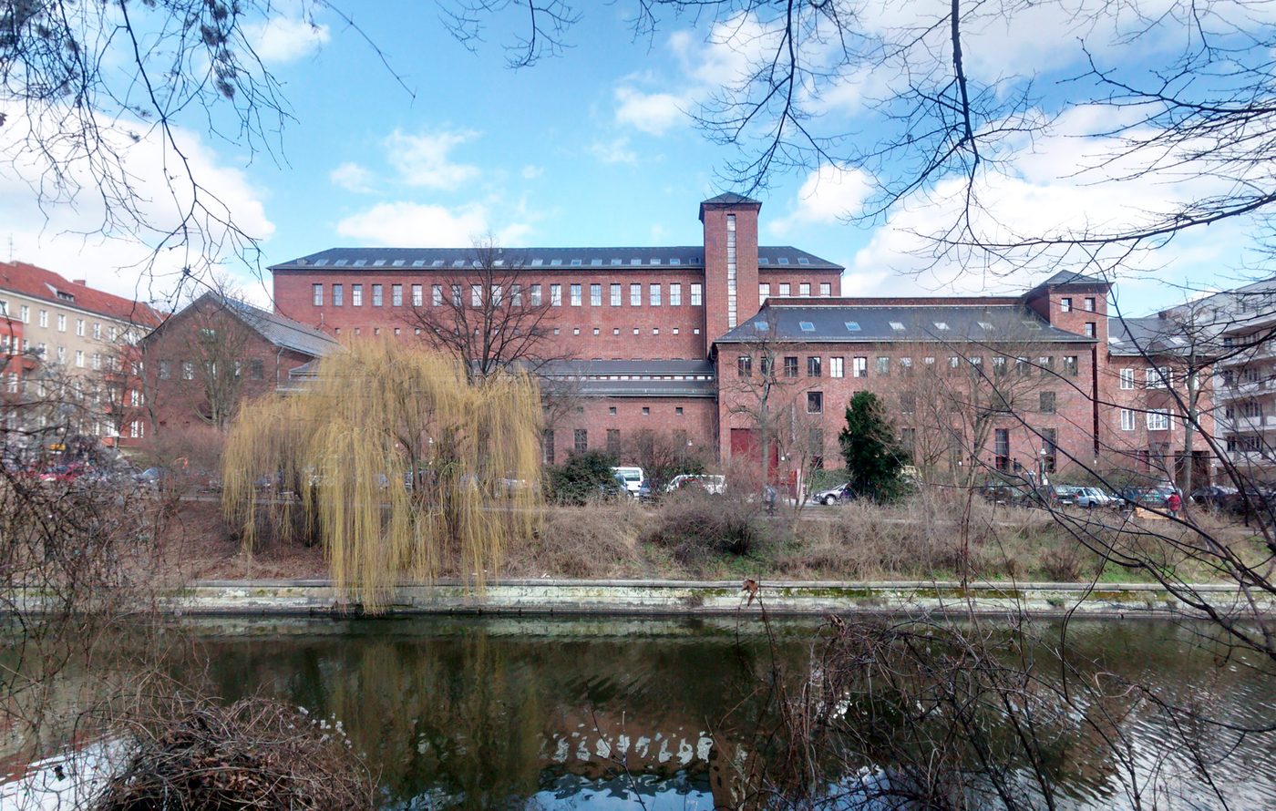 Das ehemalige Abspannwerk Kreuzberg war einst ein wichtiger Knotenpunkt der Berliner Stromversorgung. Heute macht seine imposante Architektur eine Infrastruktur sichtbar, die...